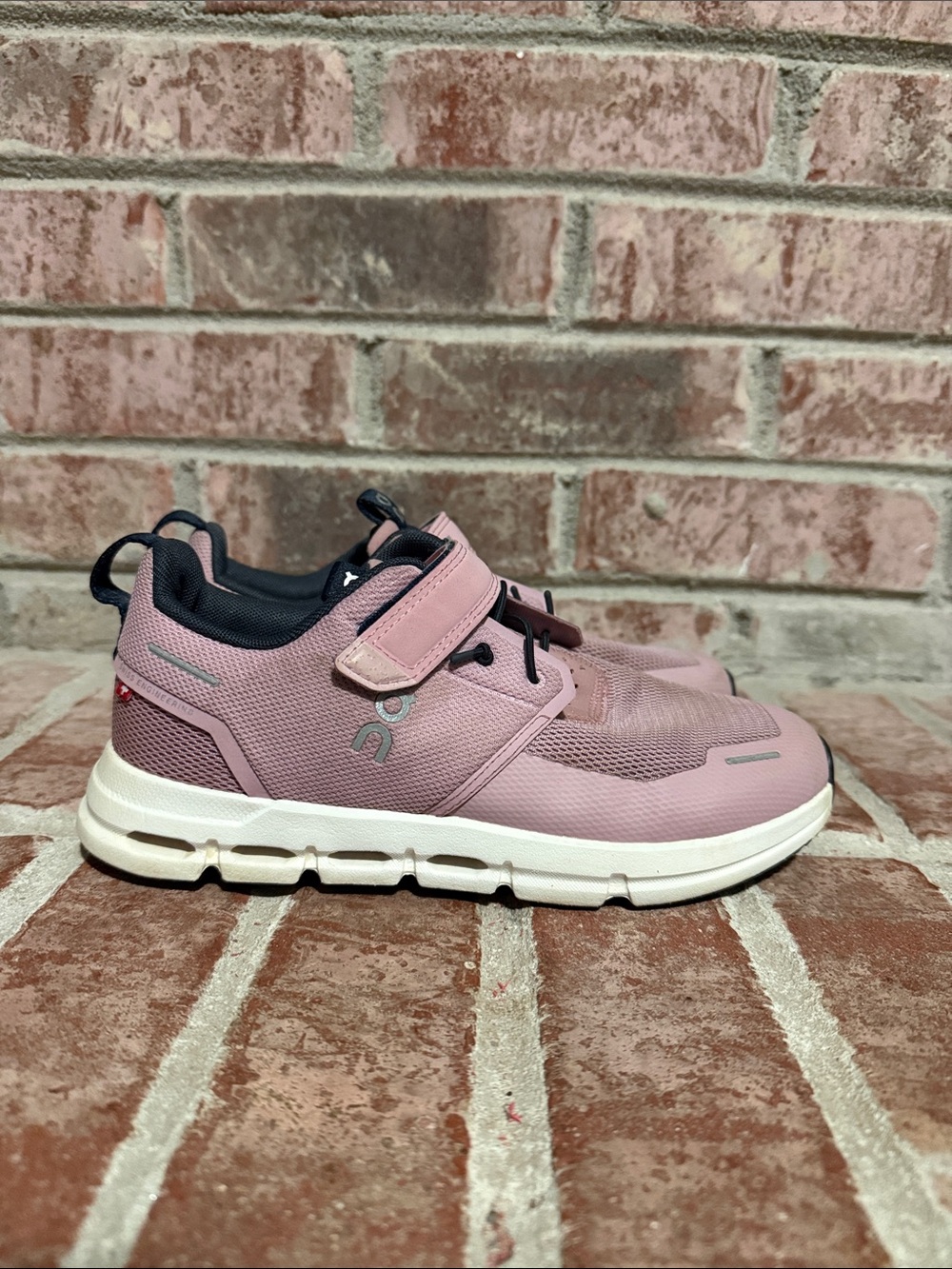 Girls Kids On cloud pink and Navy shoes size 2.5